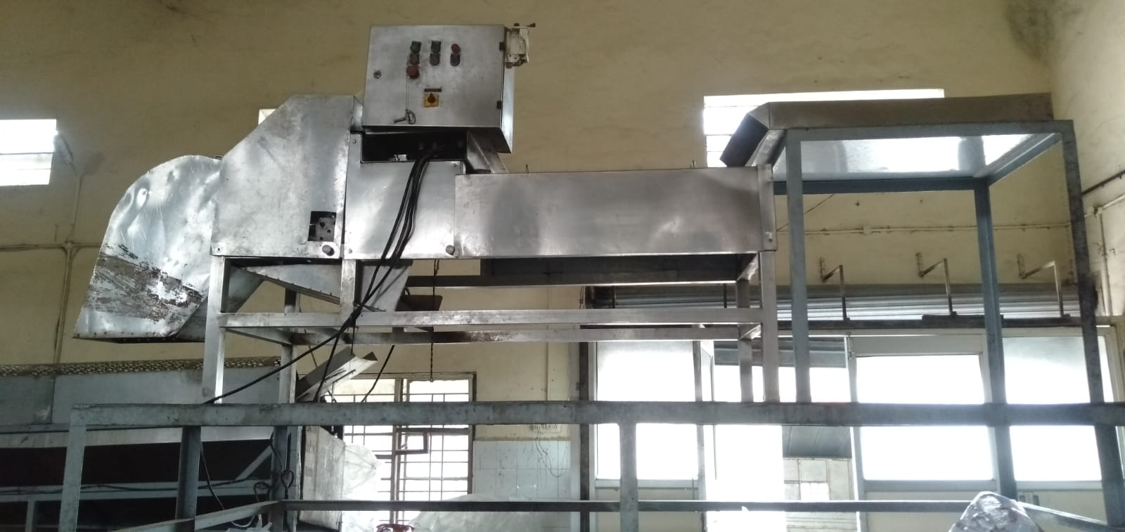 Mango cutting machine